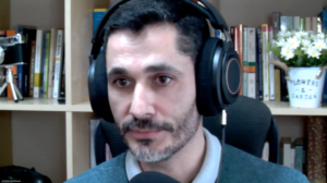 Psicólogo presentando un webinar sobre Lectura Asistida y entrenamiento de la fluidez lectora en niños con dificultades de lectura